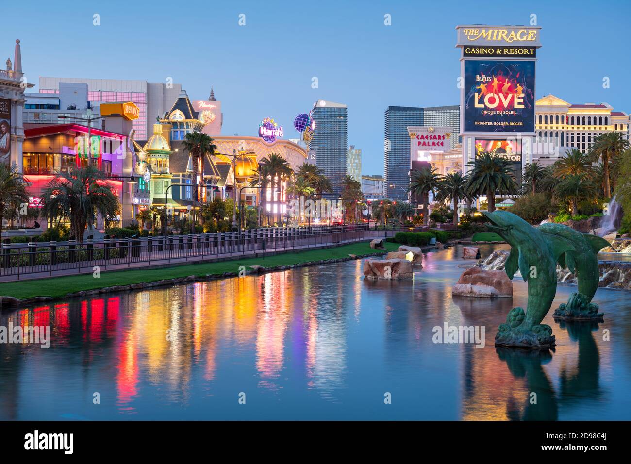 LAS VEGAS, NEVADA - 14. MAI 2019: Kasinos entlang des Streifens in der Dämmerung in Las Vegas. Stockfoto