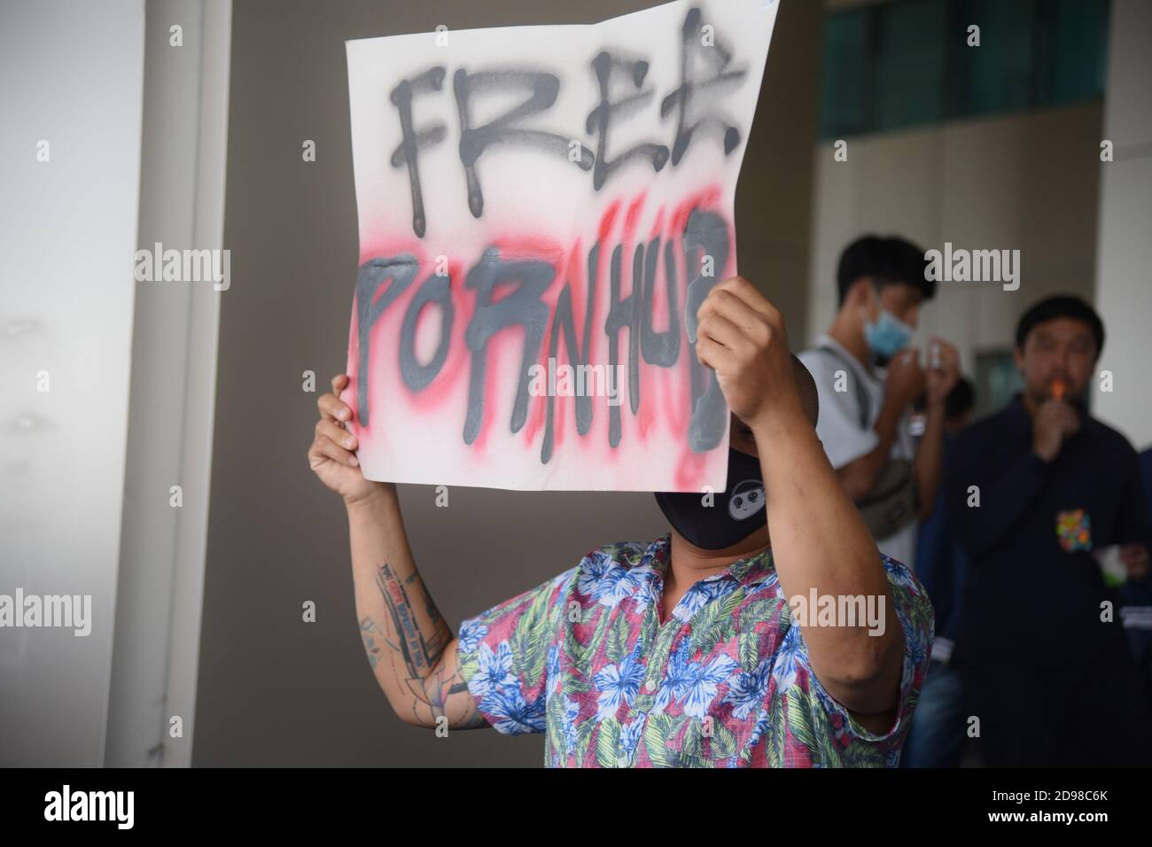 Bangkok, Thailand. November 2020. Ein Protestler hält ein Plakat während einer Demonstration nach der Blockierung der erwachsenen Website pornhub außerhalb des Ministeriums für Digitale Wirtschaft und Gesellschaft in Bangkok. Kredit: SOPA Images Limited/Alamy Live Nachrichten Stockfoto