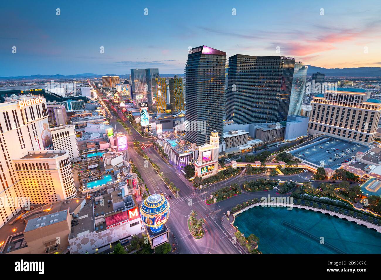 LAS VEGAS, NEVADA - 18. APRIL 2018: Hotels und Casinos am Strip bei Dämmerung. Stockfoto