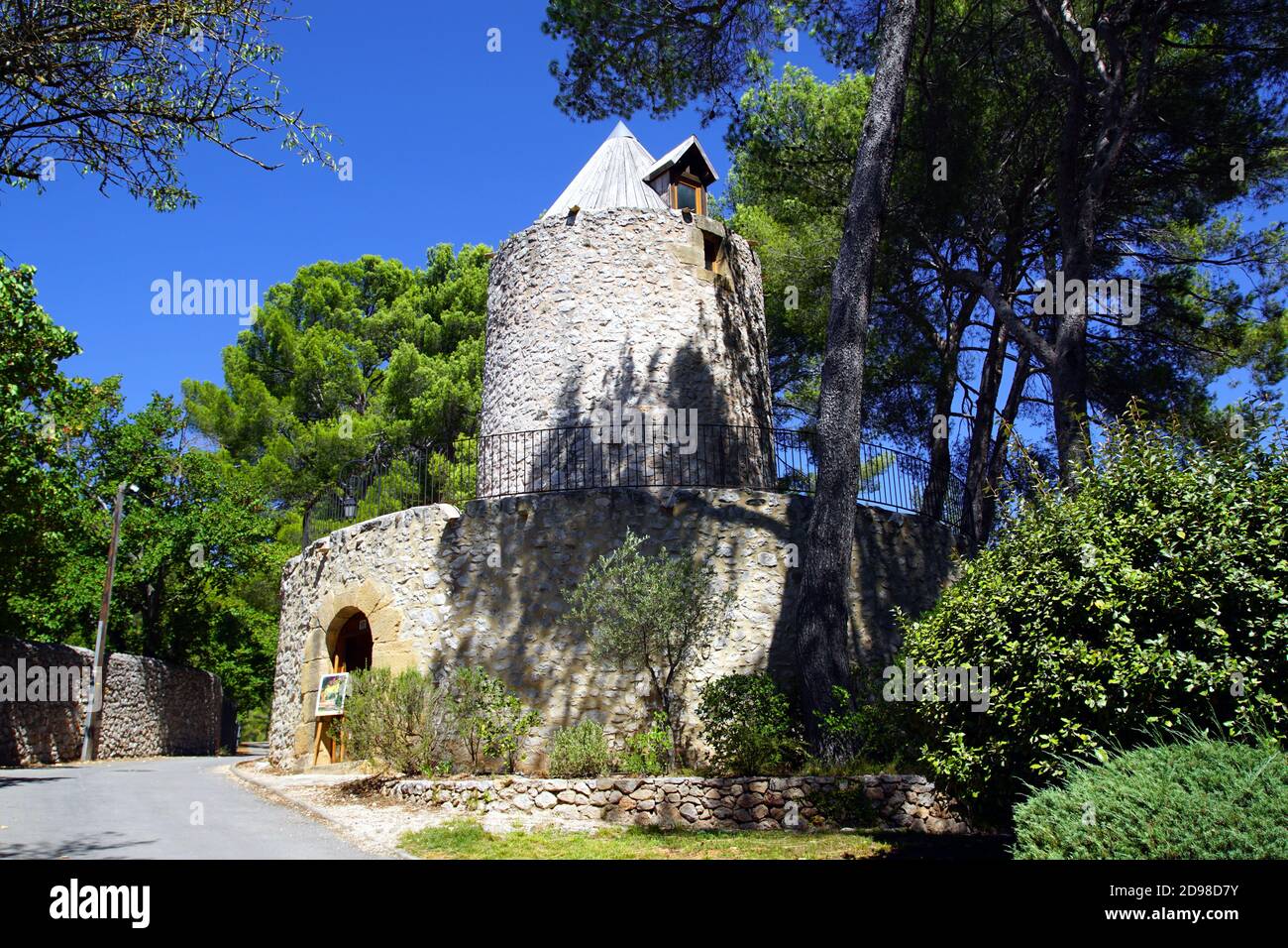 Die Cézanne Mühle im Dorf Le Tholonet in der Nähe von Aix-en-Provence, Frankreich Stockfoto