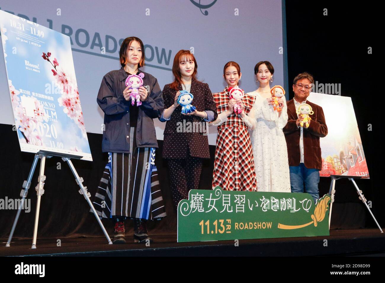 3. November 2020, Tokio, Japan: (L bis R) Regisseur Haruka Kamatani, die Schauspieler Kanako Momota, AOI Morikawa, Rena Matsui und Regisseur Junichi Sato posieren für die Kameras während des Bühnenauftritts "Looking for Magical Doremi" während des 33. Tokyo International Film Festival im EX Theatre Roppongi. Der Film erscheint am 13. November in Japan. TIFF 2020 läuft vom 31. Oktober bis 9. November. (Bild: © Rodrigo Reyes Marin/ZUMA Wire) Stockfoto