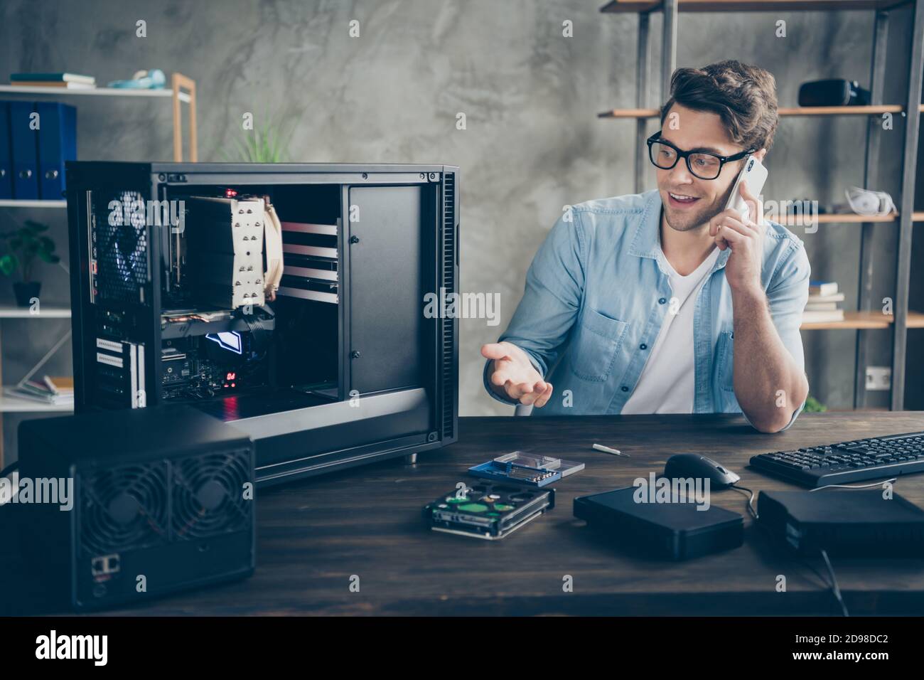 Porträt seiner er schön attraktiv fröhlich fröhlich erfolgreich geschickt Professioneller Kerl Geek Techniker Reparatur Hardware Aufruf Client bei modernen Stockfoto