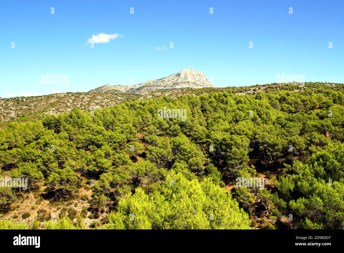 Der Sainte-Victoire Berg vom Zola Dam Wanderwege in der Nähe von Aix-en-Provence, Frankreich Stockfoto