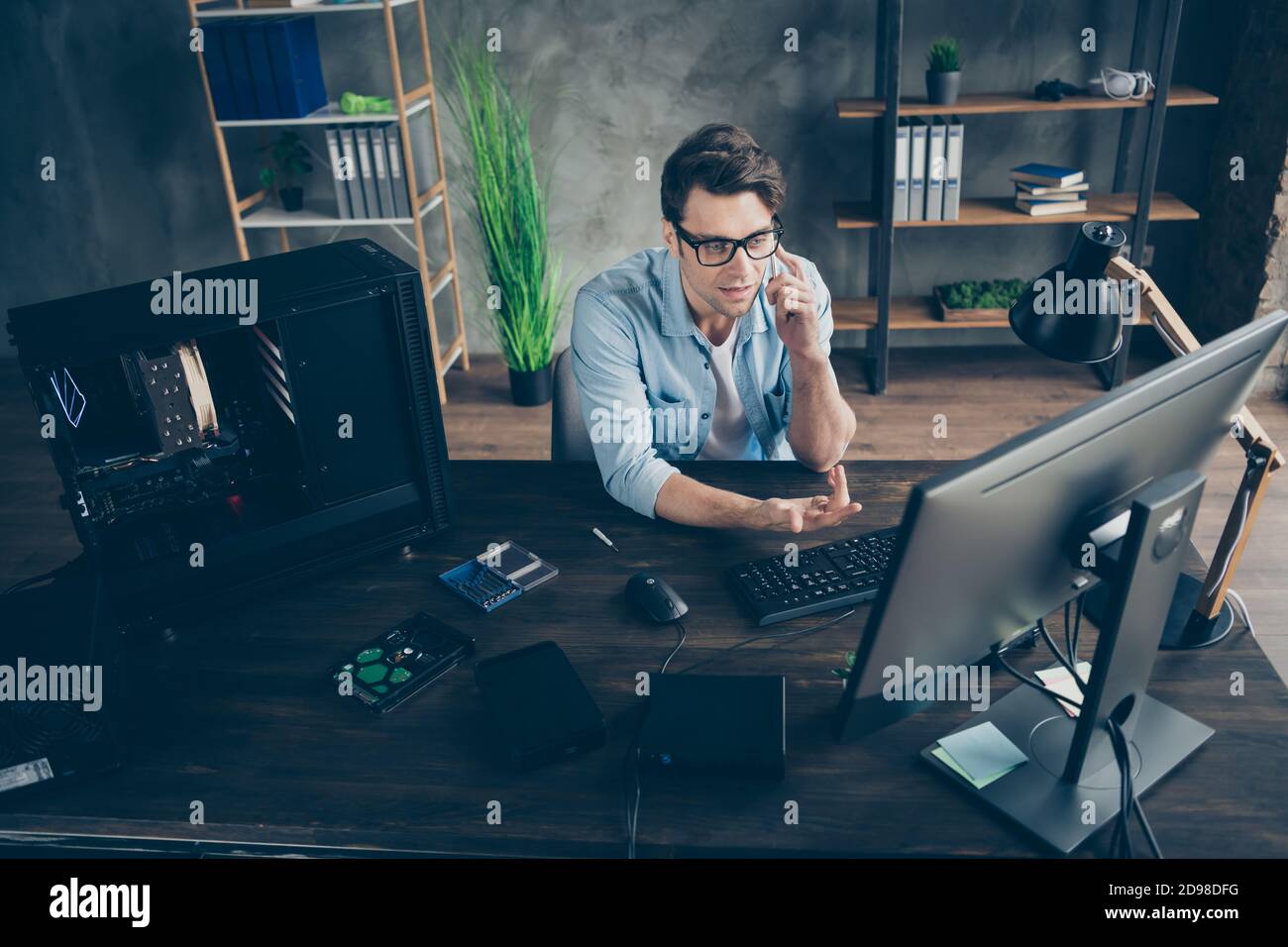 Porträt seiner er schön attraktiv fokussiert qualifizierten Kerl Geek Techniker Reparatur Hardware Aufruf Client Supply Detail Manager bei Modern Dachboden Stockfoto