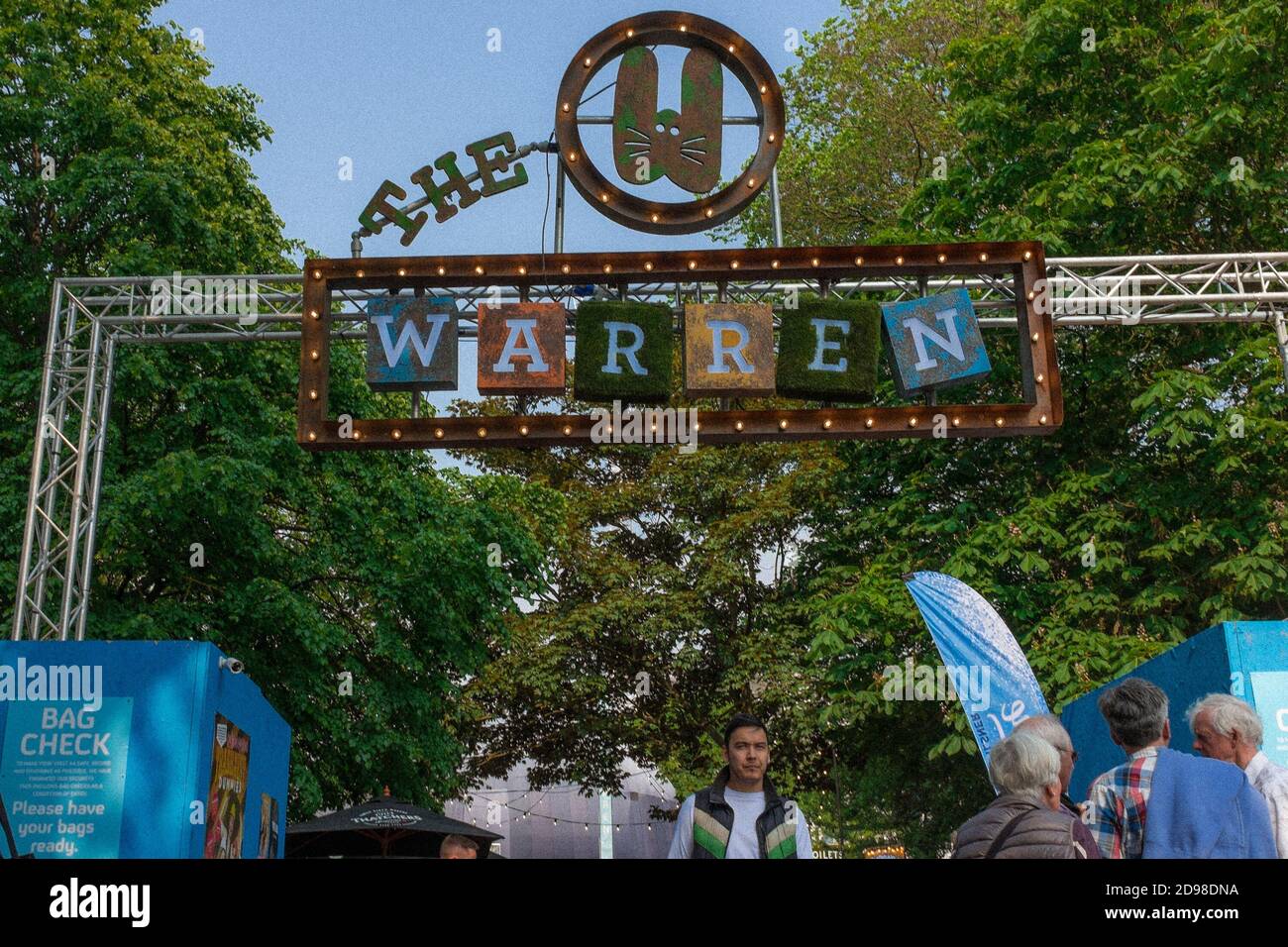 Junge Leute genießen sich außerhalb des Warren während des Brighton Festivals, Brighton & Hove, England Stockfoto