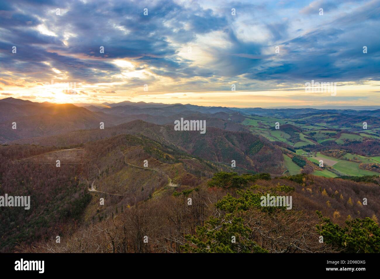 Altenmarkt an der Triesting: Blick auf den Unterberg (links), Triestingtal, Blick vom Hocheck in den Gutensteiner Alpen Stockfoto