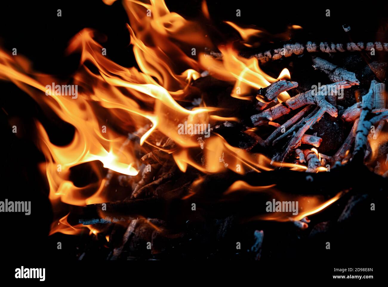 Brennendes Brennholz im Kamin aus der Nähe. Eine Nahaufnahme von glühender Holzglut Stockfoto