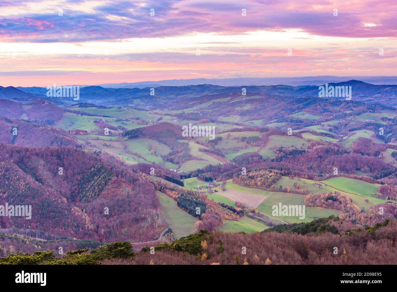 Altenmarkt an der Triesting: Triestingtal (rechts), Blick vom Hocheck in den Gutensteiner Alpen, Wald, Wiesen, Bauernhof Stockfoto