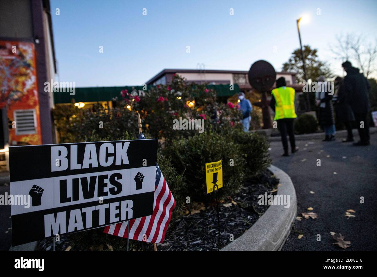 Columbus, Usa. November 2020. Ein Black Lives Matter Zeichen steht am Rand des Wahlbezirks. Die offiziellen Umfragen öffneten heute Morgen um 6:30 Uhr in Ohio am nationalen Wahltag in den Vereinigten Staaten. Kredit: SOPA Images Limited/Alamy Live Nachrichten Stockfoto