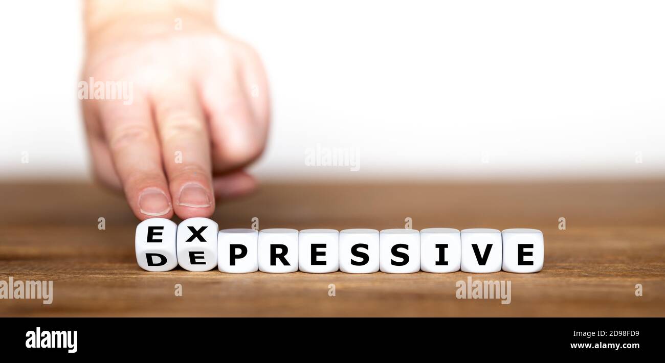 Hand dreht Würfel und ändert das Wort 'depressiv' zu 'expressiv'. Stockfoto