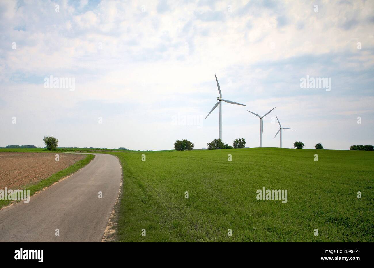 Windturbinen in einem Feld an einer Straße in Kopenhagen Dänemark Stockfoto