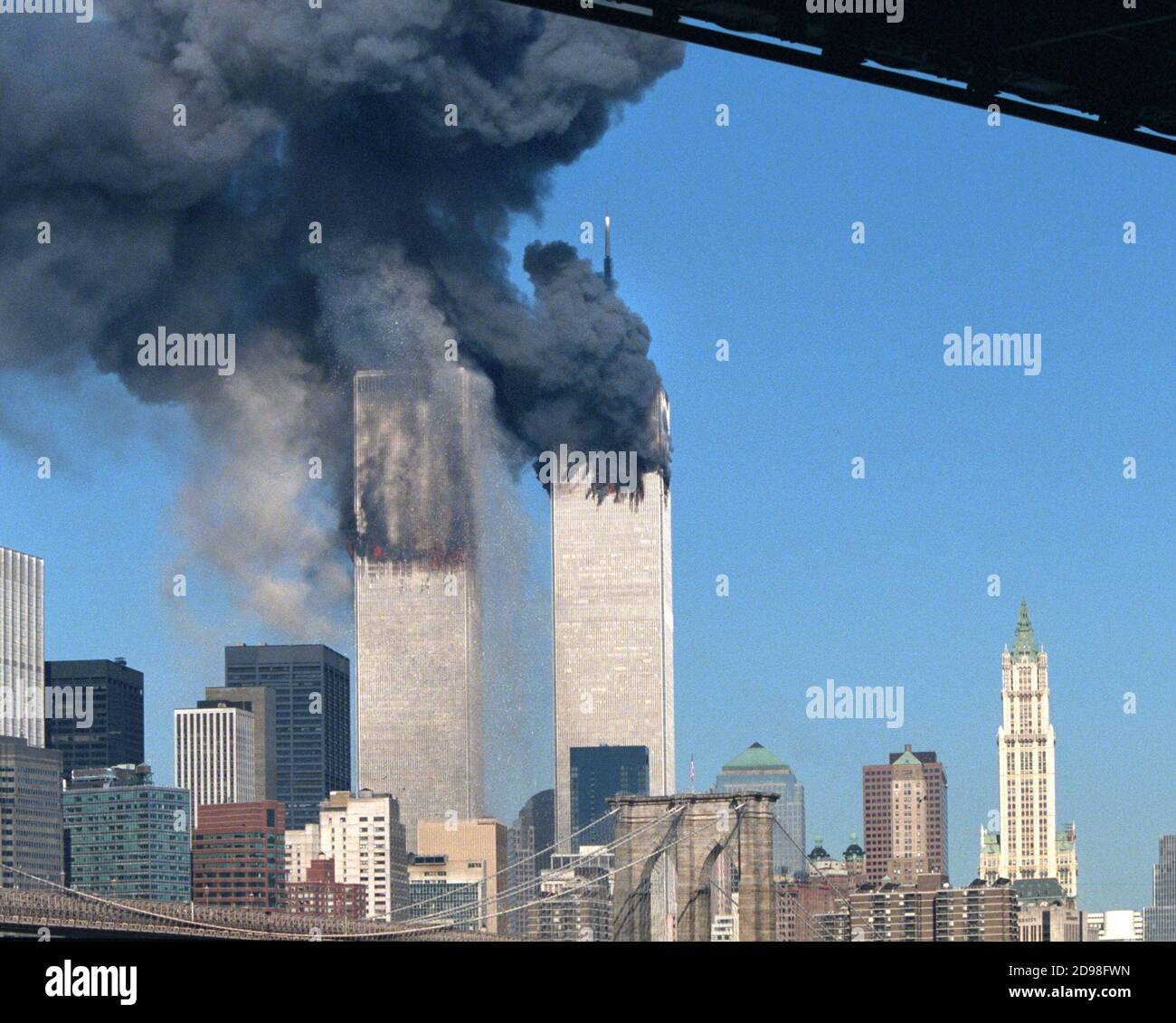 Das World Trade Center kurz nach dem Südturm wurde von United Flug 175 getroffen. Das Feuer hatte sich noch nicht auf die Böden ausgebreitet und es können Ablagerungen vorhanden sein Stockfoto