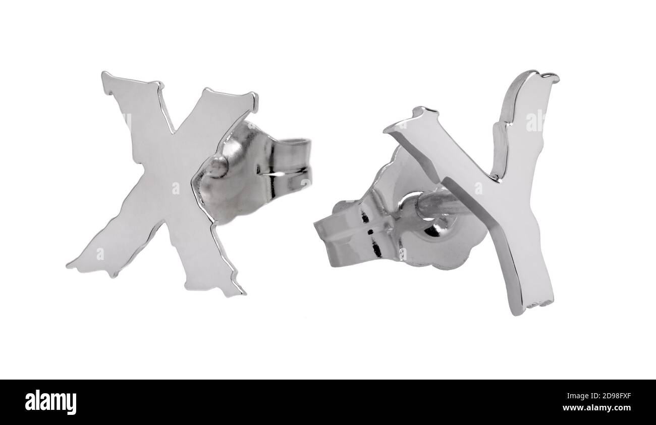 Ein Paar Ohrringe aus Silber mit den Buchstaben „X“ und „Y“ Von Wendy Brandes auf weißem Hintergrund fotografiert Stockfoto