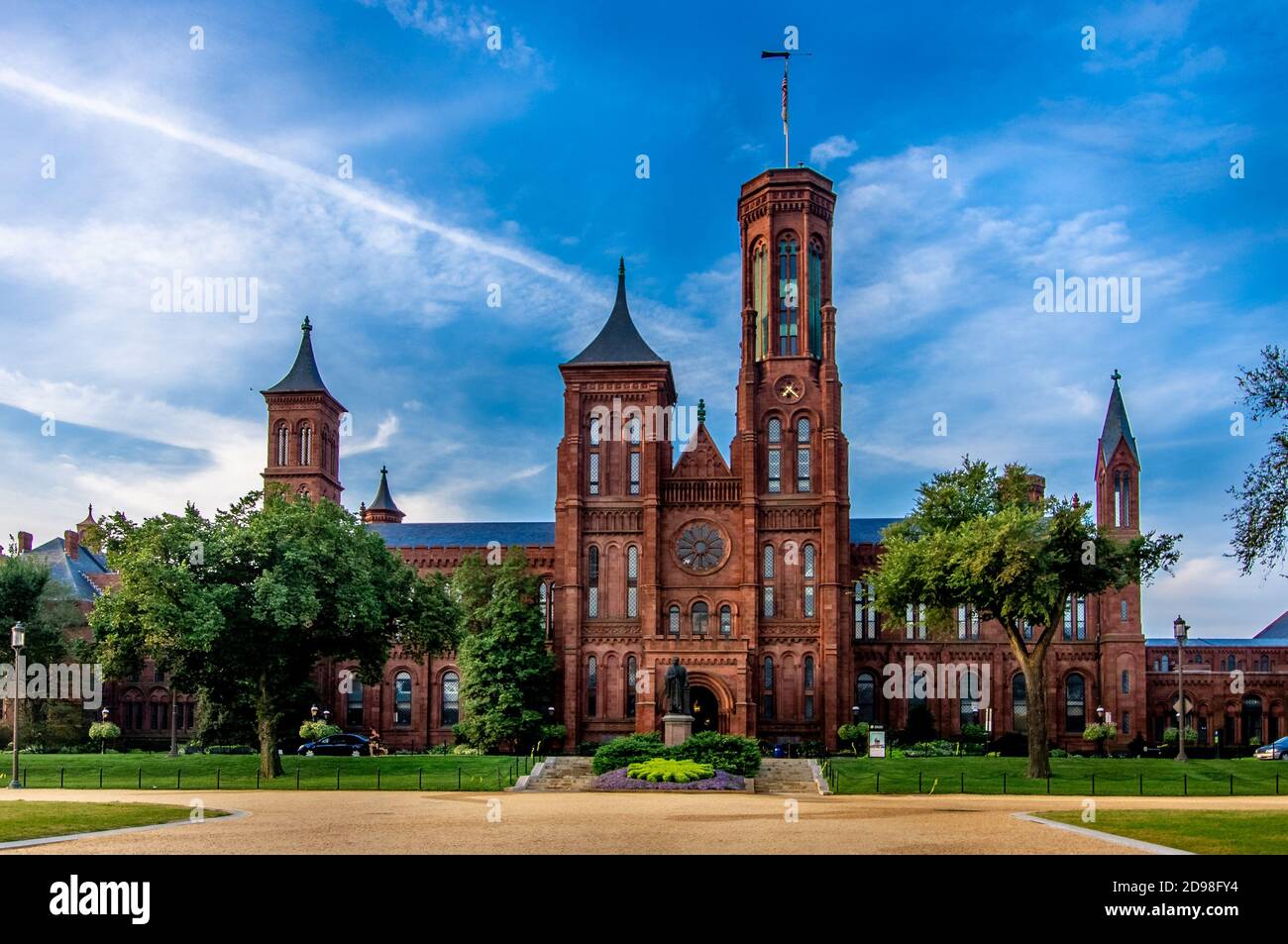 Washington DC - 12. Juli 2020; Blick auf den Vordereingang des roten Backsteinschlosses wie das Hauptquartier des Smithsonian Institutes Museumssystem Stockfoto