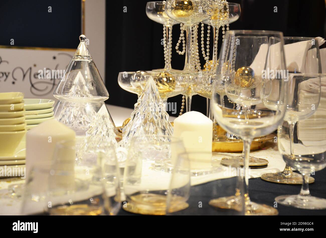 Schöne Goldplatz Einstellung für Weihnachten. Dekorierten Tisch für ein neues Jahr oder Weihnachtsfeier bei einer Firmenfeier oder Restaurant Stockfoto
