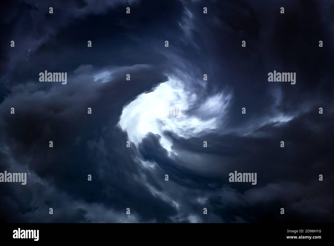 Verschwommener Wirbelwind in den dunklen Sturmwolken Stockfoto