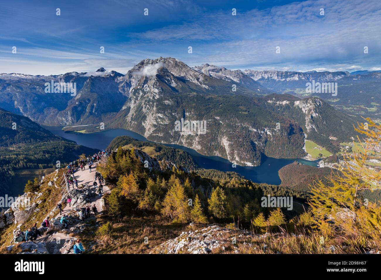 Blick auf Königssee und Watzmann vom Gipfel des Jenner im Berchtesgadener Land, Bayern, im Herbst. Stockfoto