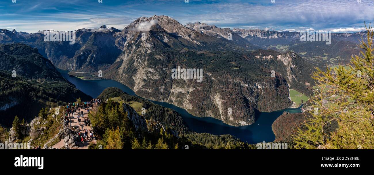 Blick auf Königssee und Watzmann vom Gipfel des Jenner im Berchtesgadener Land, Bayern, im Herbst. Stockfoto