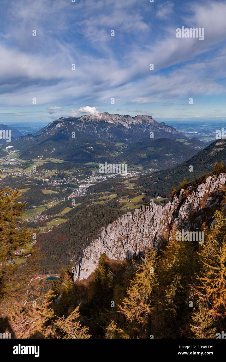 Blick auf Berchtesgaden und Untersberg vom Gipfel des Jenner im Berchtesgadener Land, Bayern, im Herbst. Stockfoto