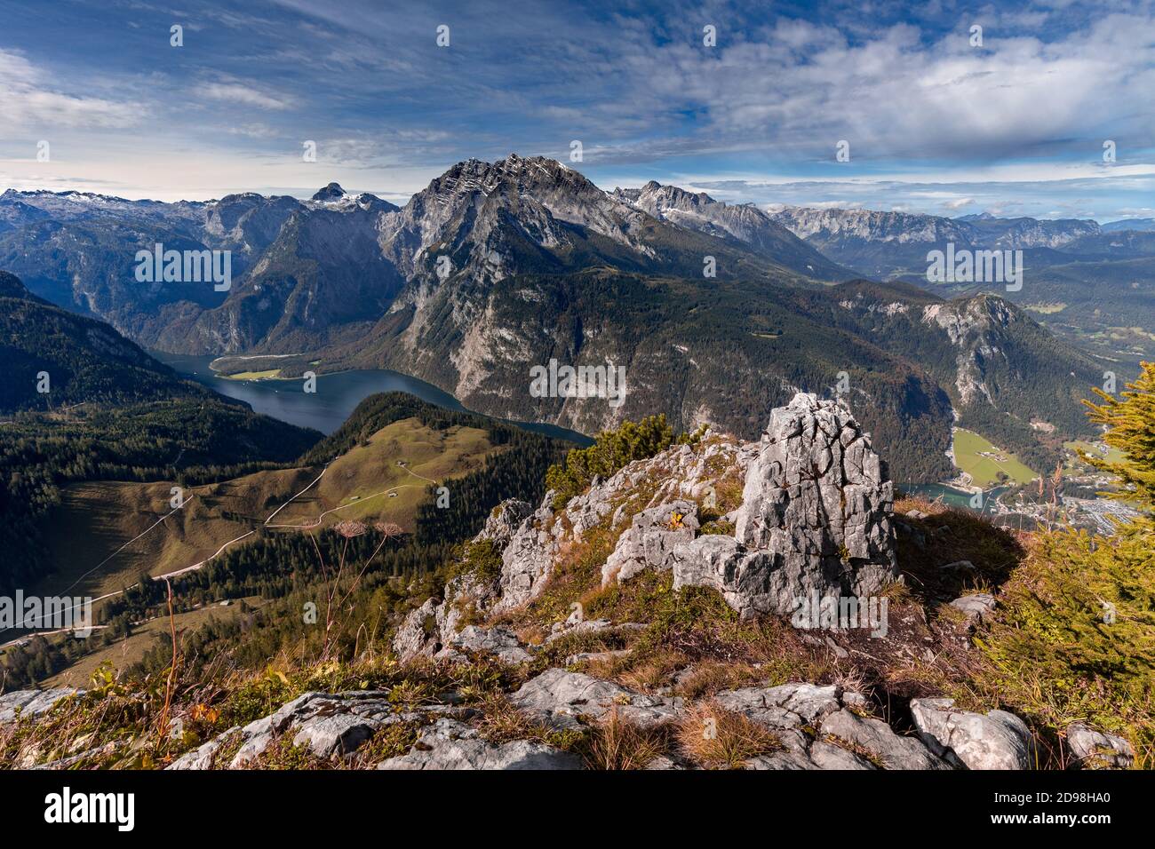Blick auf Königssee und Watzmann vom Gipfel des Jenner im Berchtesgadener Land, Bayern, im Herbst. Stockfoto
