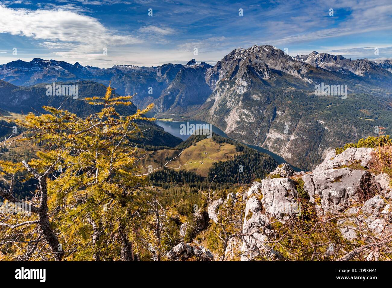 Blick auf Königssee und Watzmann vom Gipfel des Jenner im Berchtesgadener Land, Bayern, im Herbst. Stockfoto