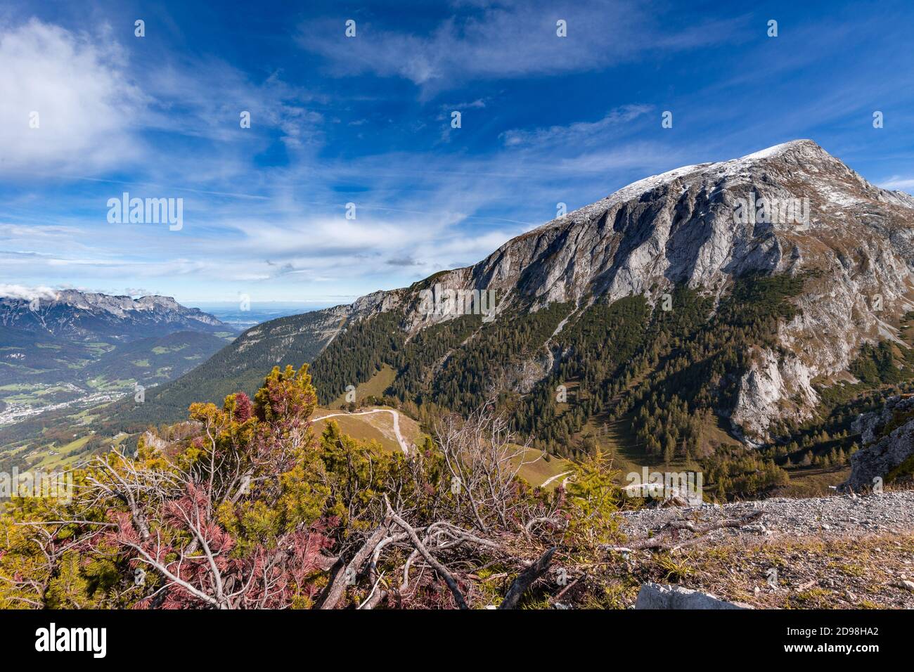 Blick auf hoher Göll, Berchtesgaden und Untersberg vom Gipfel des Jenner im Berchtesgadener Land, Bayern, im Herbst. Stockfoto