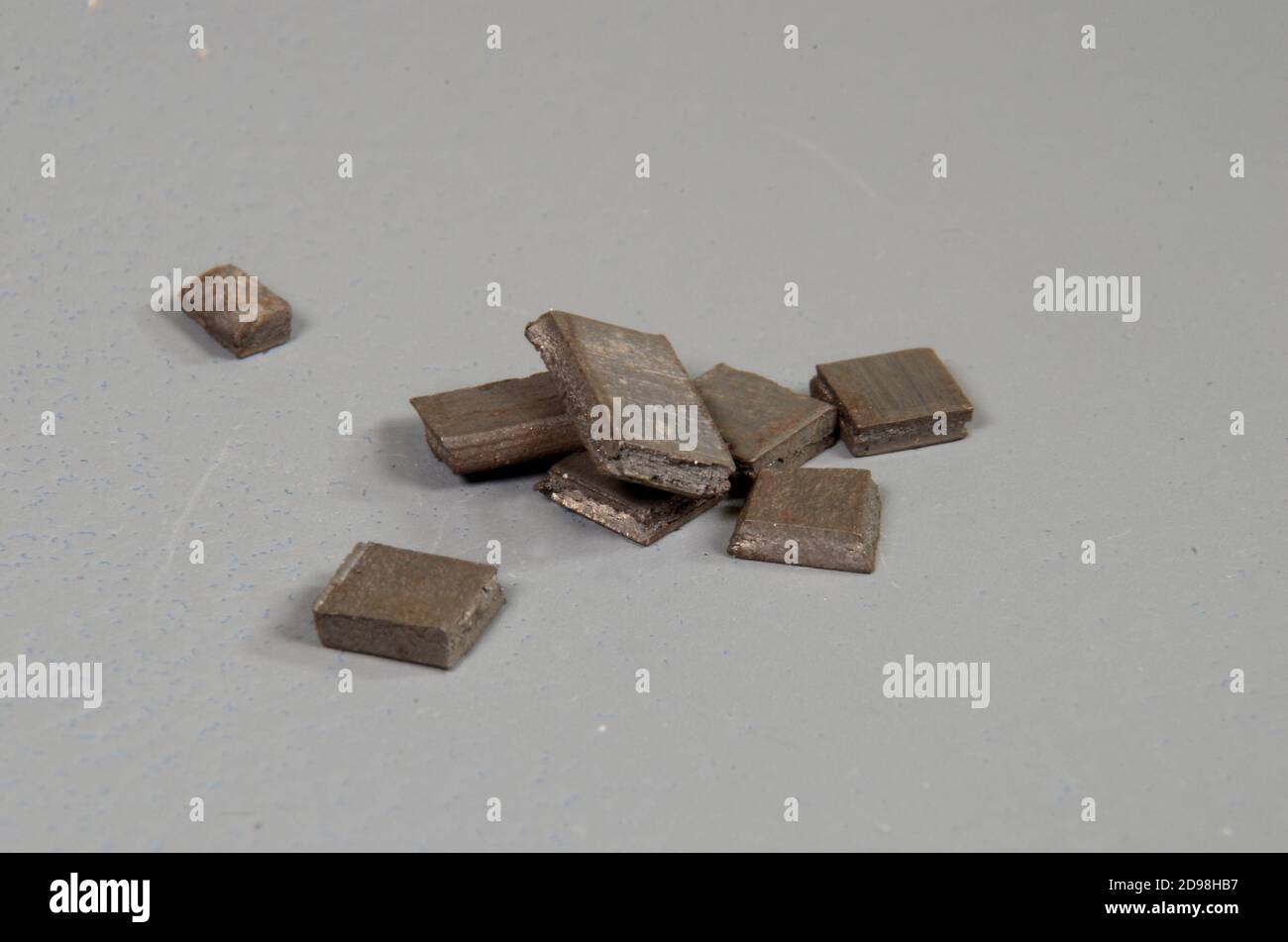 Kleine Chips des Elements Yttrium (Y) Stockfoto