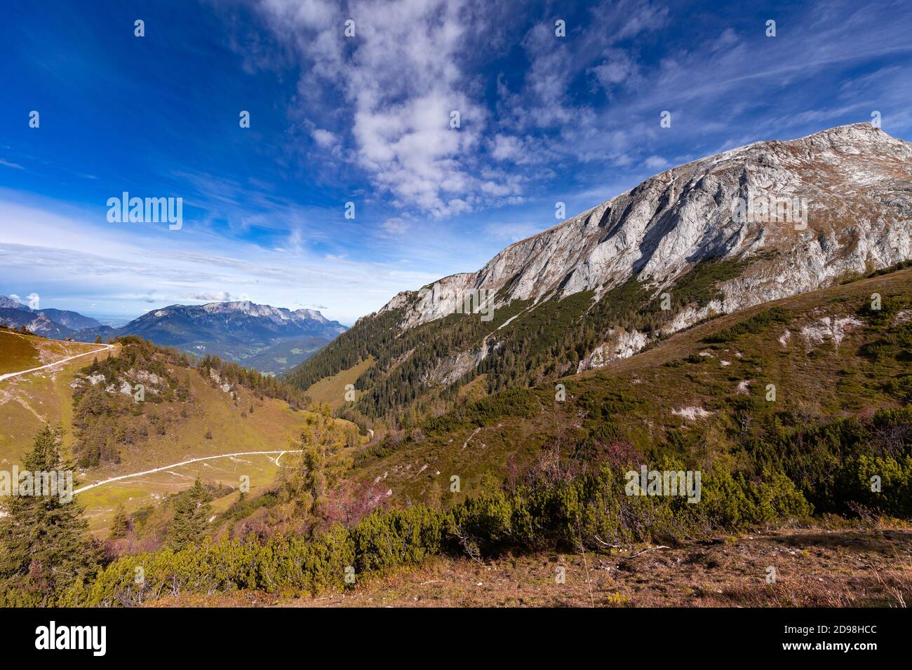 Blick auf hoher Göll, Berchtesgaden und Untersberg vom Gipfel des Jenner im Berchtesgadener Land, Bayern, im Herbst. Stockfoto