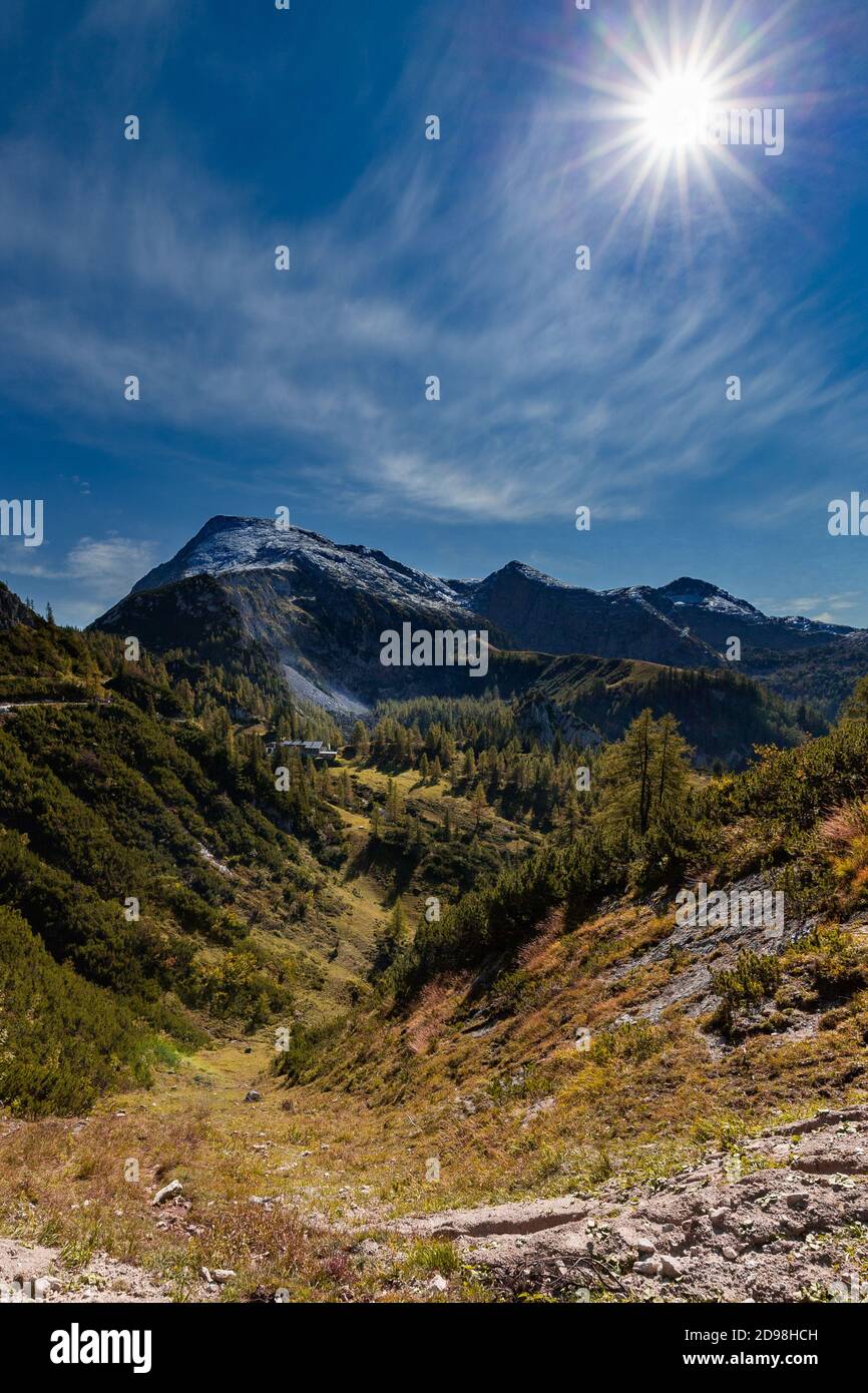 Blick von Jenner in Richtung Schneibstein im Berchtesgadener Land, Bayern, Deutschland, im Herbst. Stockfoto