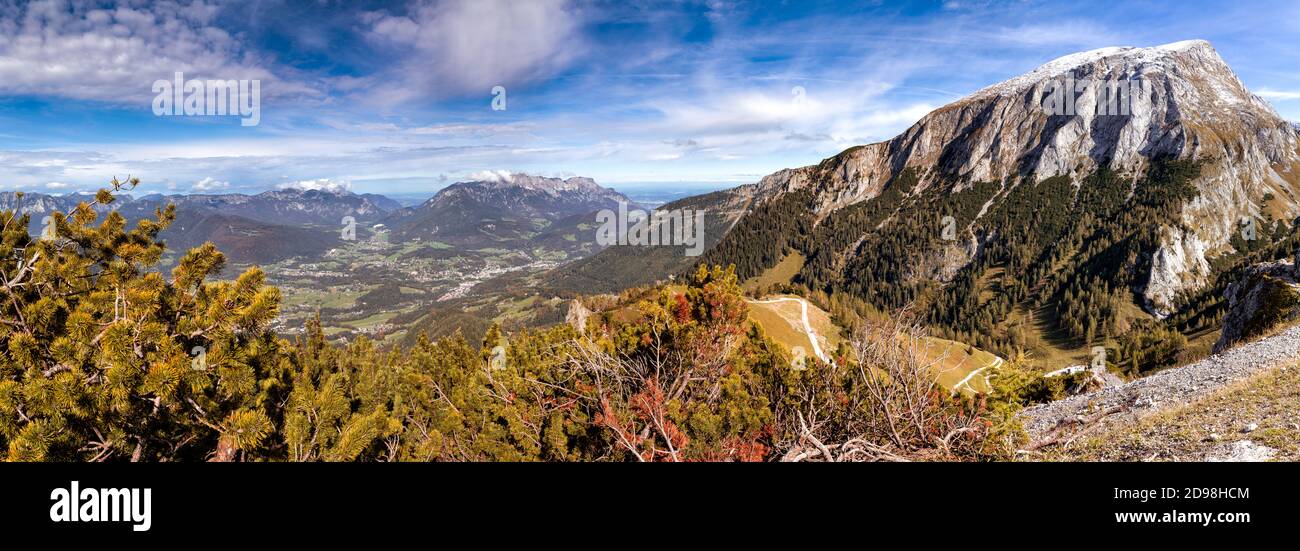 Blick auf hoher Göll, Berchtesgaden und Untersberg vom Gipfel des Jenner im Berchtesgadener Land, Bayern, im Herbst. Stockfoto