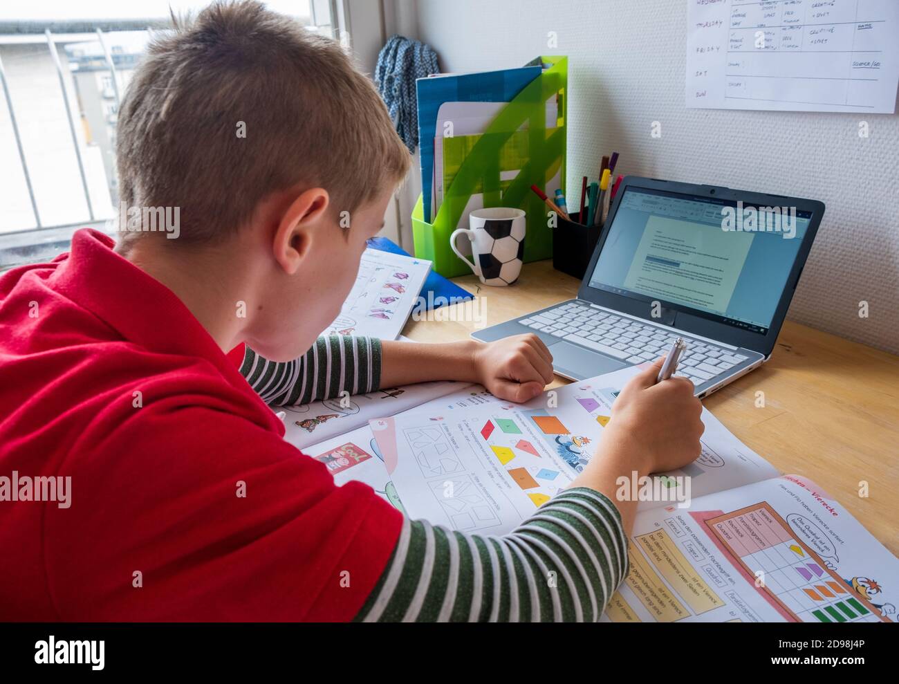 Junge konzentriert sich während der Heimschooling in Corona Lockdown Stockfoto