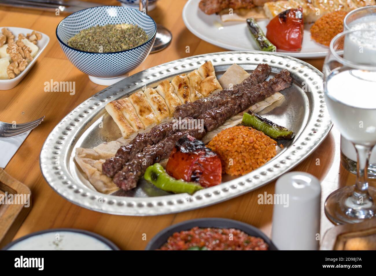 schisch-Fleischbällchen aus der türkischen Küche. Serviert mit weißem Teller auf Holztisch. Stockfoto