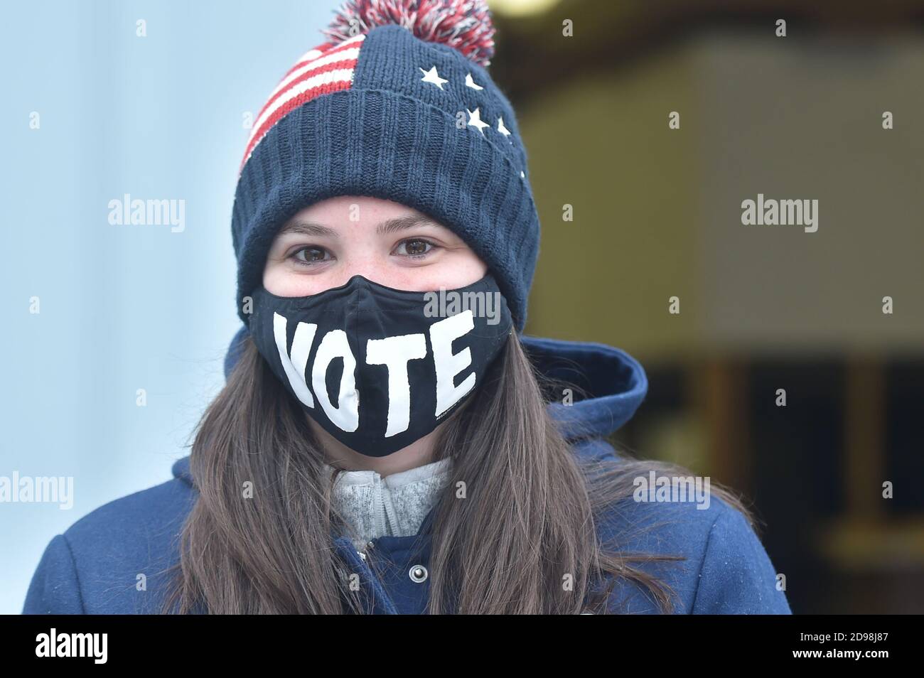 Scranton, Usa. November 2020. Eine Frau trägt eine Stimmmaske an einer demokratischen Wahlkampfstation, wo Biden sich mit Unterstützern traf.Joe Biden besucht am Wahltag die Union Hall in Scranton Pa. Kredit: SOPA Images Limited/Alamy Live Nachrichten Stockfoto