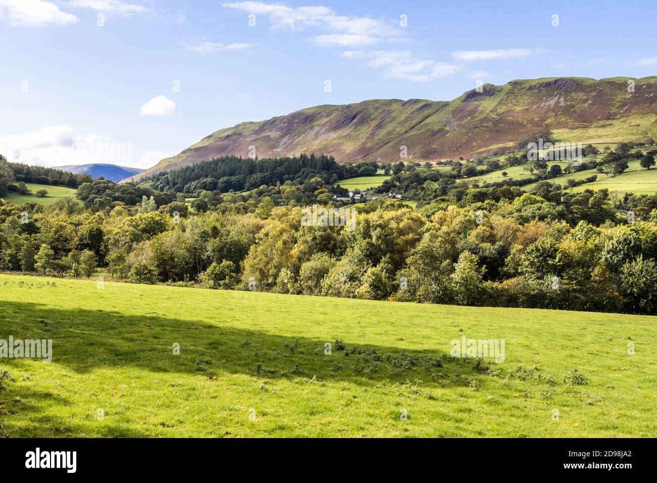 Der Weiler Thackthwaite unterhalb von Sourfoot Fell & Low Fell im englischen Lake District in Lorton Vale, Cumbria UK Stockfoto