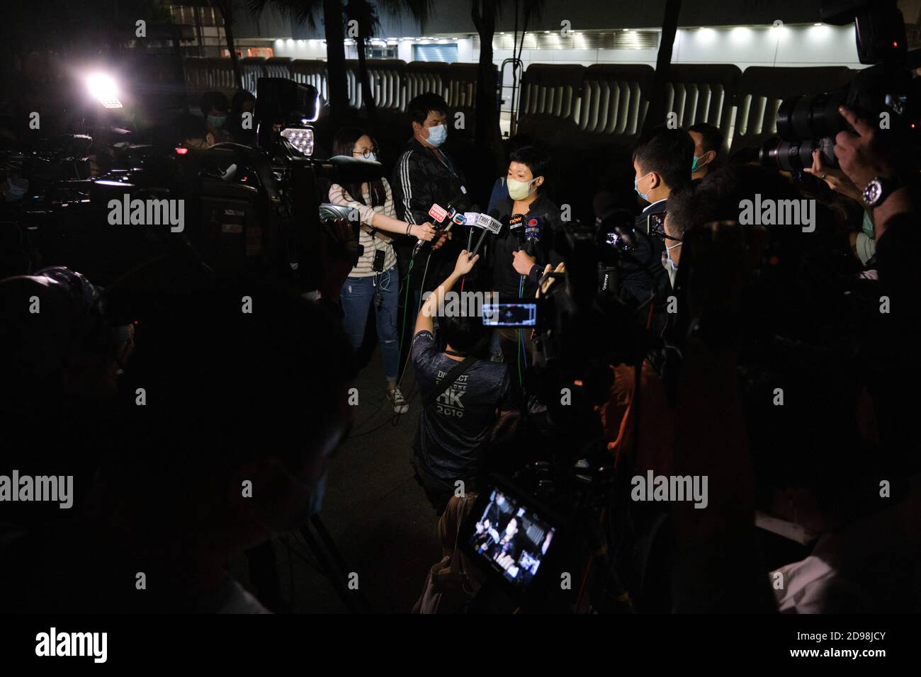 Hongkong, China. November 2020. Bao Choy Yuk-ling, eine freie Journalistin, die mit Hongkongs öffentlich-rechtlicher Rundfunkanstalt RTHK (Radio Television Hong Kong) bei Ermittlungen zum Yuen Long-Mobangriff vom Juli 21 arbeitete, spricht die Medien an, als sie die Tai Po Polizeistation gegen Kaution verlässt. Choy wurde verhaftet, weil sie eine falsche Erklärung abgegeben hatte, die sich angeblich auf ihre Untersuchung von Verdächtigen bezog, die an dem Yuen Long-Mobangriff für eine RTHK-Fernsehdokumentation beteiligt waren. Kredit: SOPA Images Limited/Alamy Live Nachrichten Stockfoto