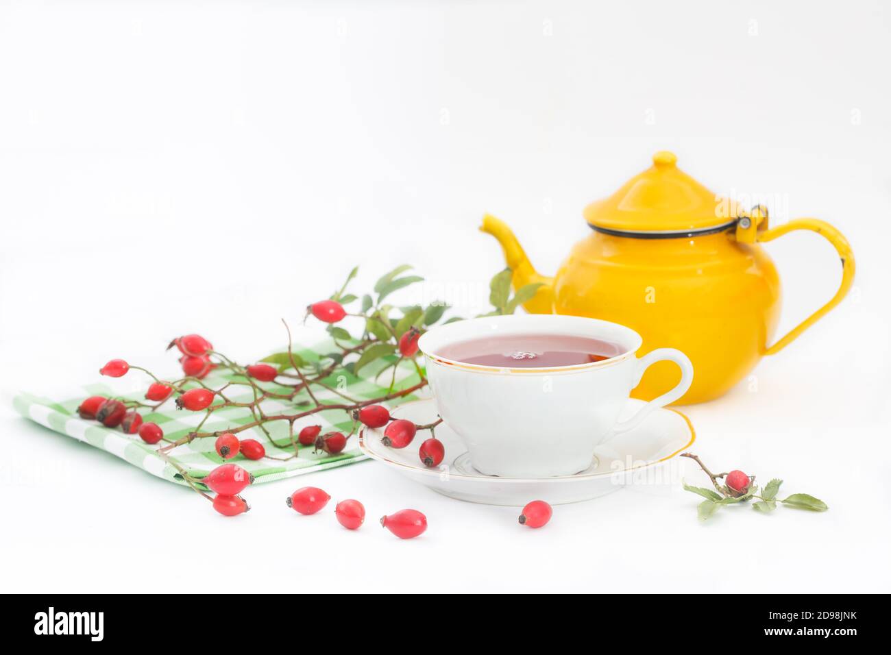 Tasse Hagebutten Kräutertee mit Hagebutten und Kanne auf weißem Hintergrund. Hunderose Herbst oder Winter gesunden Tee. Stärkung des Immunsystems Stockfoto