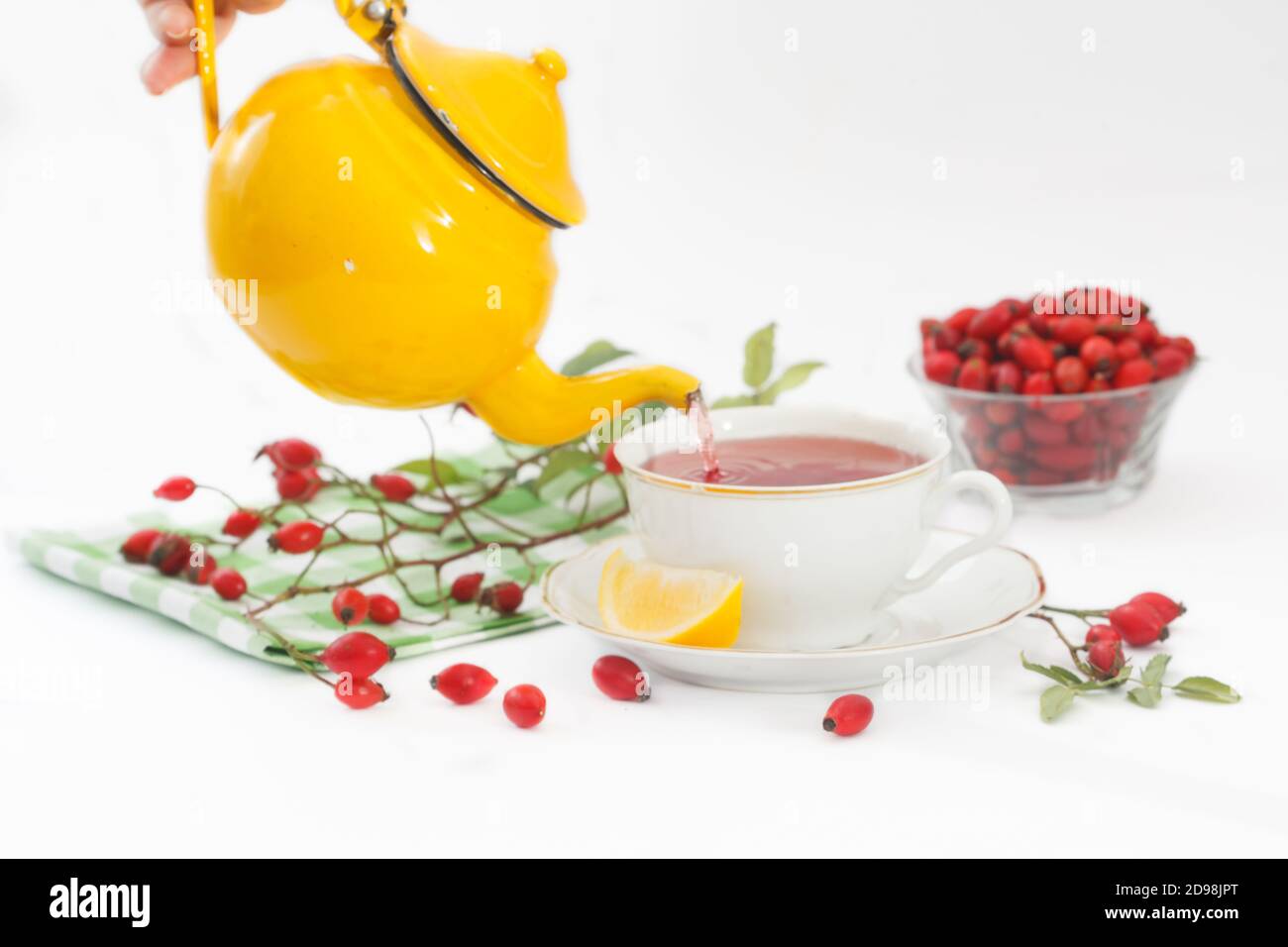 Gießen Rose Hip Kräutertee in einer Tasse. Hunderose Herbst oder Winter gesunden Tee voller Antioxidantien und Vitamine. Stärkung des Immunsystems. Stockfoto