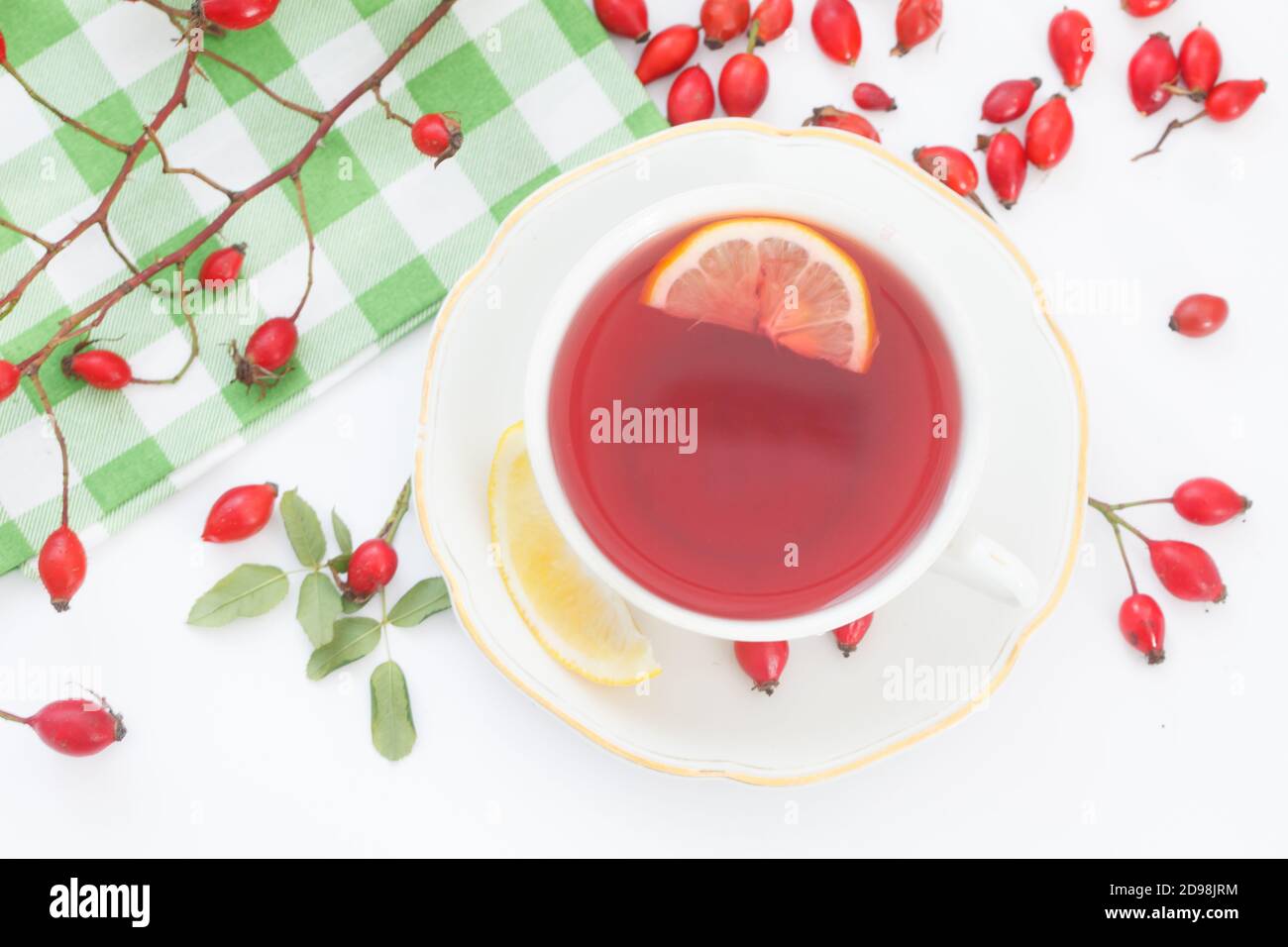 Tasse Hagebutten Kräutertee mit Hagebutten und Kanne auf weißem Hintergrund. Hunderose Herbst oder Winter gesunden Tee. Stärkung des Immunsystems. Stockfoto