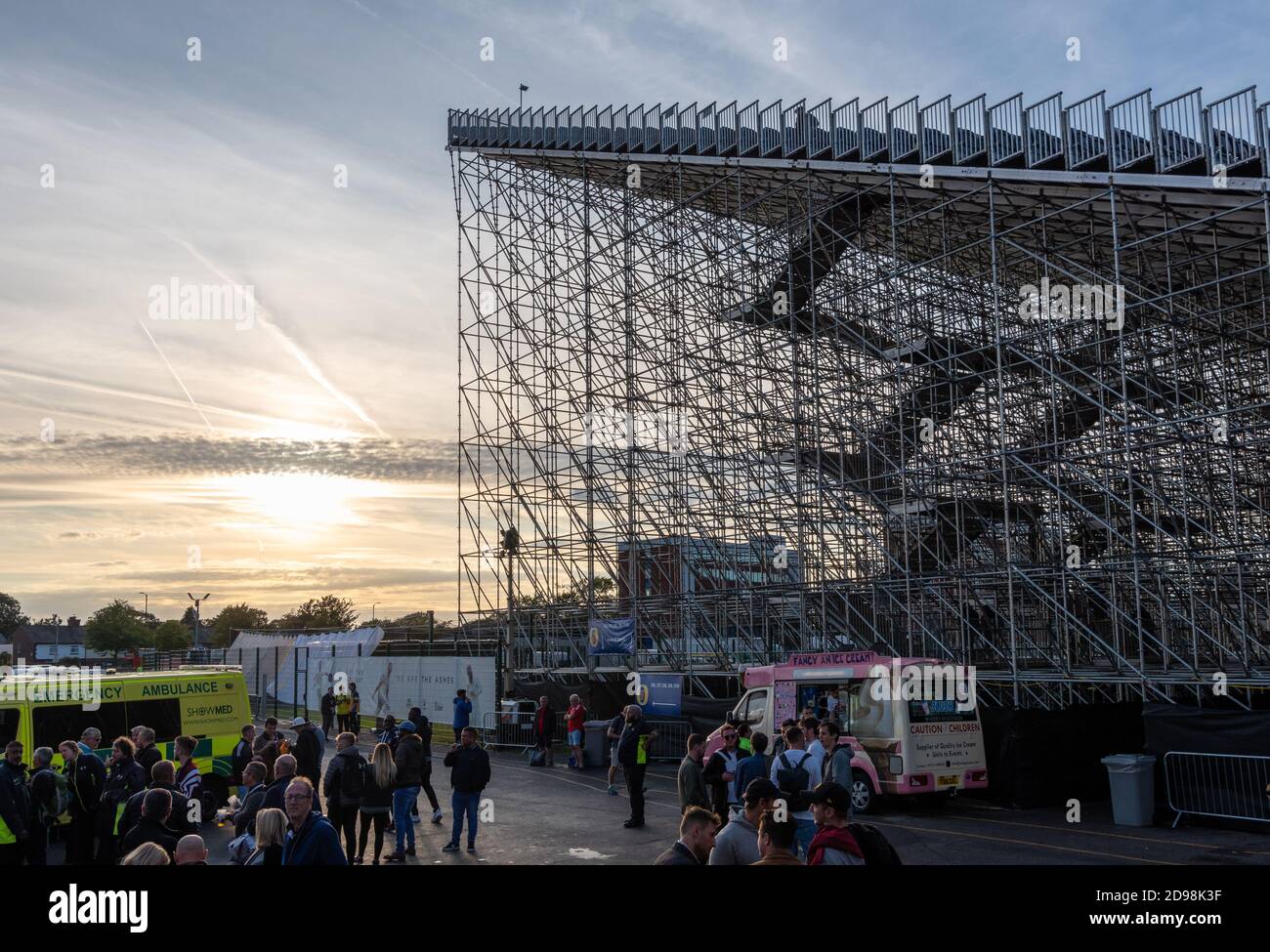 Sonnenuntergang hinter dem Partystand Stockfoto