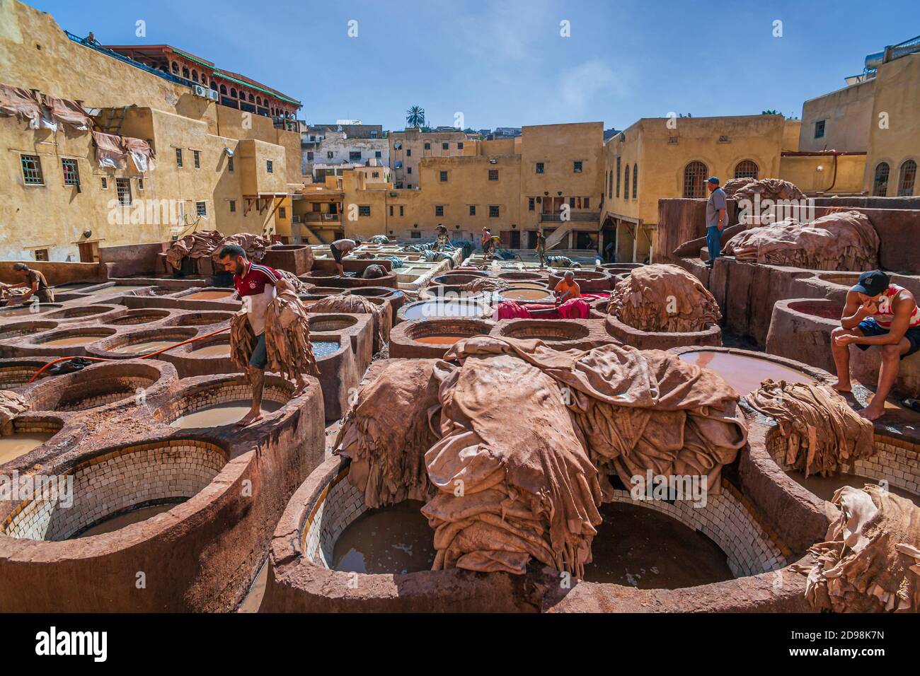Chouara Tannery ist eine der drei Gerbereien in der Stadt Fez, Marokko. Es ist die größte Gerberei der Stadt und eine der ältesten. Stockfoto