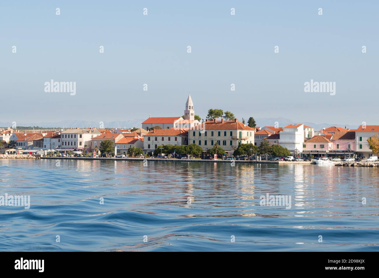 Kleine Stadt Biograd na Moru an der schönen Adriaküste, Kroatien, Blick auf das Wasser, berühmt für nautischen Tourismus Stockfoto