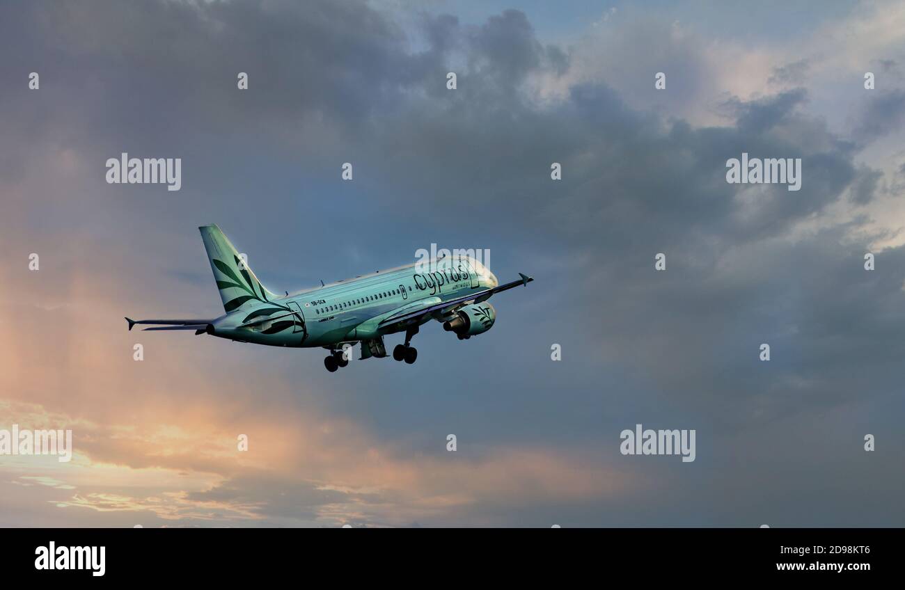 10-10-2020 Riga, Lettland die Airplain fliegt am blauen Himmel Stockfoto