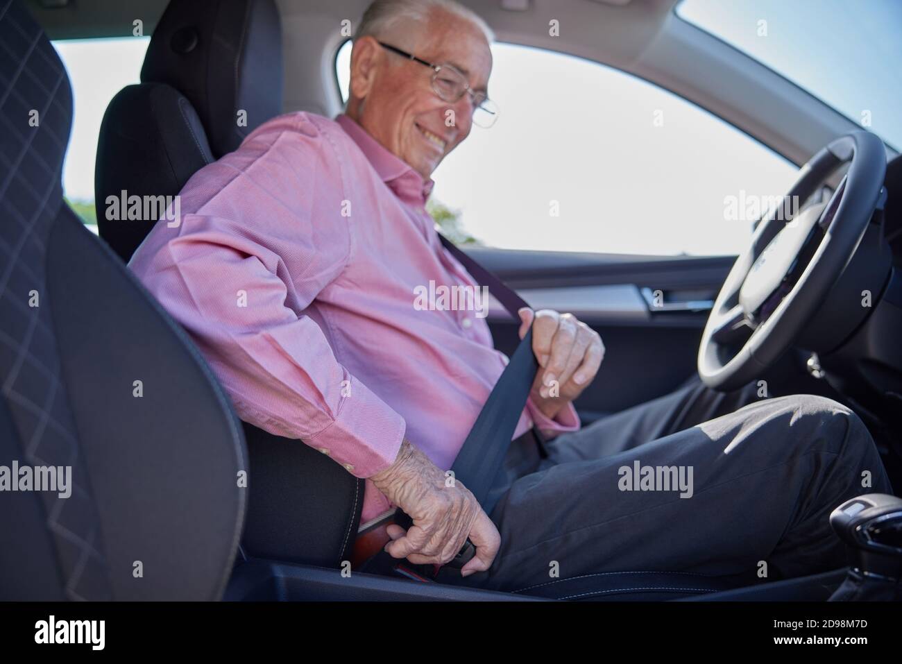 Älterer Mann, Der Den Sicherheitsgurt Vor Der Fahrt Im Auto Anschnürt Stockfoto