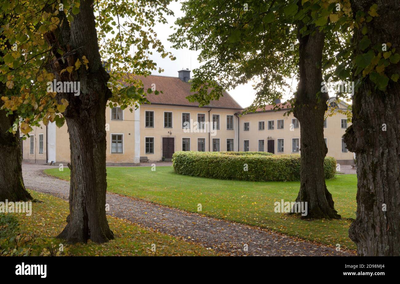 UPLAND, SCHWEDEN AM 04. OKTOBER 2012. Blick auf das Herrenhaus, das Herrenhaus und den Garten, den Park. Gebäude, Park und Pflanzen. Redaktionelle Verwendung. Stockfoto