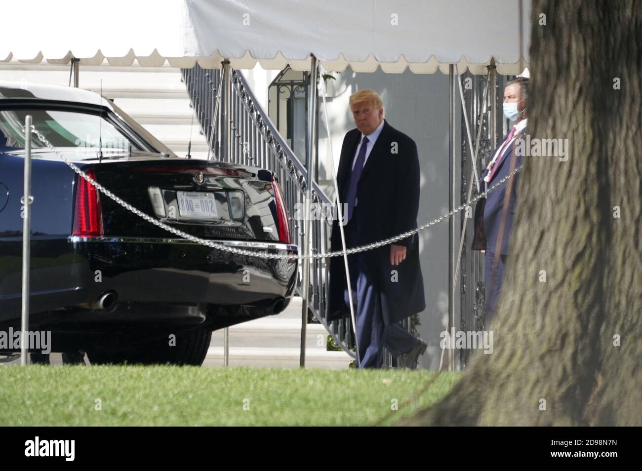 Washington, Usa. November 2020. US-Präsident Donald J. Trump verlässt das Weiße Haus in Washington, DC, um am Wahltag, Dienstag, den 3. November 2020, Wahlkampfhelfer im RNC-Annex in Arlington, Virginia zu besuchen. Pho an vonChris Kleponis/UPI Credit: UPI/Alamy Live News Stockfoto