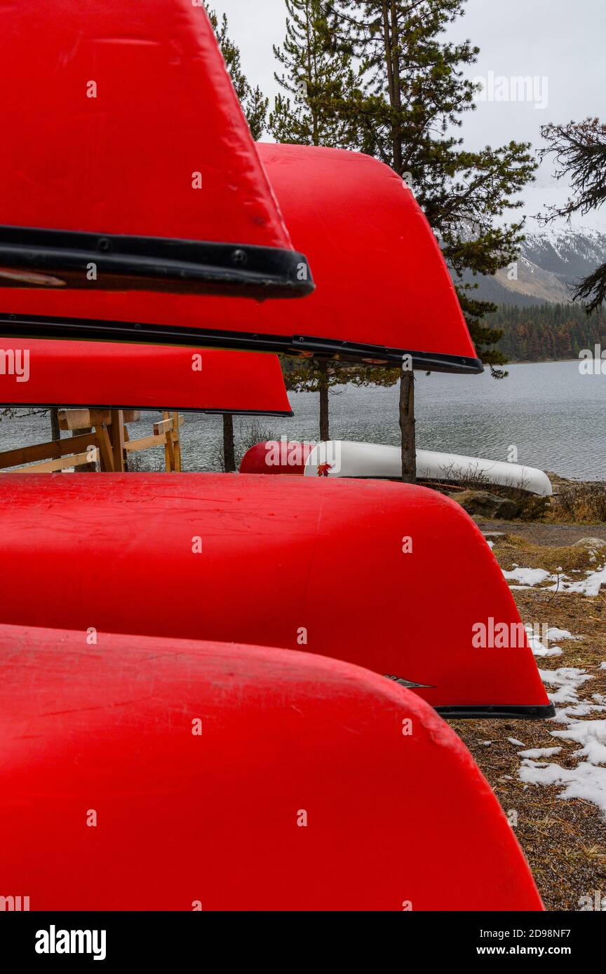 Kanus zum Mieten im Jasper National Park Stockfoto