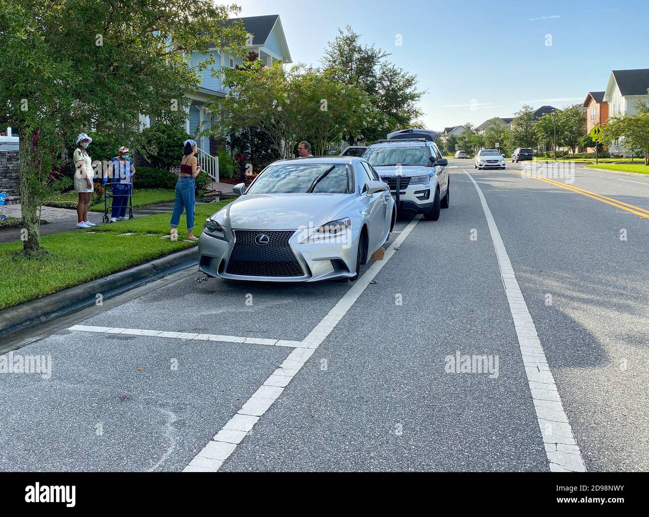 Orlando,FL/USA-7/31/20: Ein silbernes Lexus-Automobil ohne Reifen nach  Dieben entfernt sie während der Nacht in der Laureate Park Nachbarschaft  von Orlan Stockfotografie - Alamy