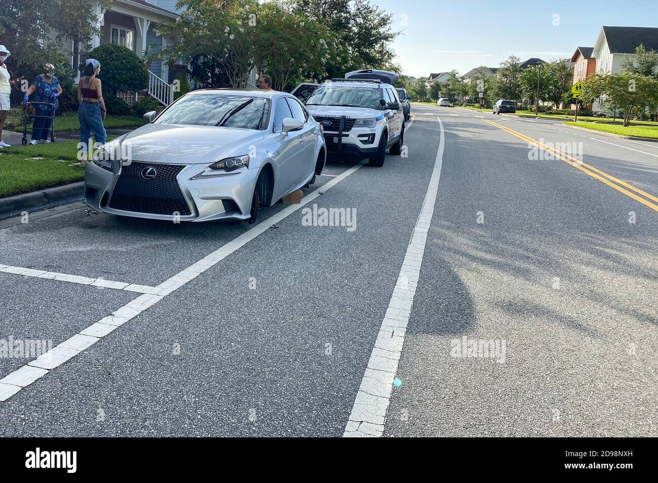 Orlando,FL/USA-7/31/20: Ein silbernes Lexus-Automobil ohne Reifen nach Dieben entfernt sie während der Nacht in der Laureate Park Nachbarschaft von Orlan Stockfoto