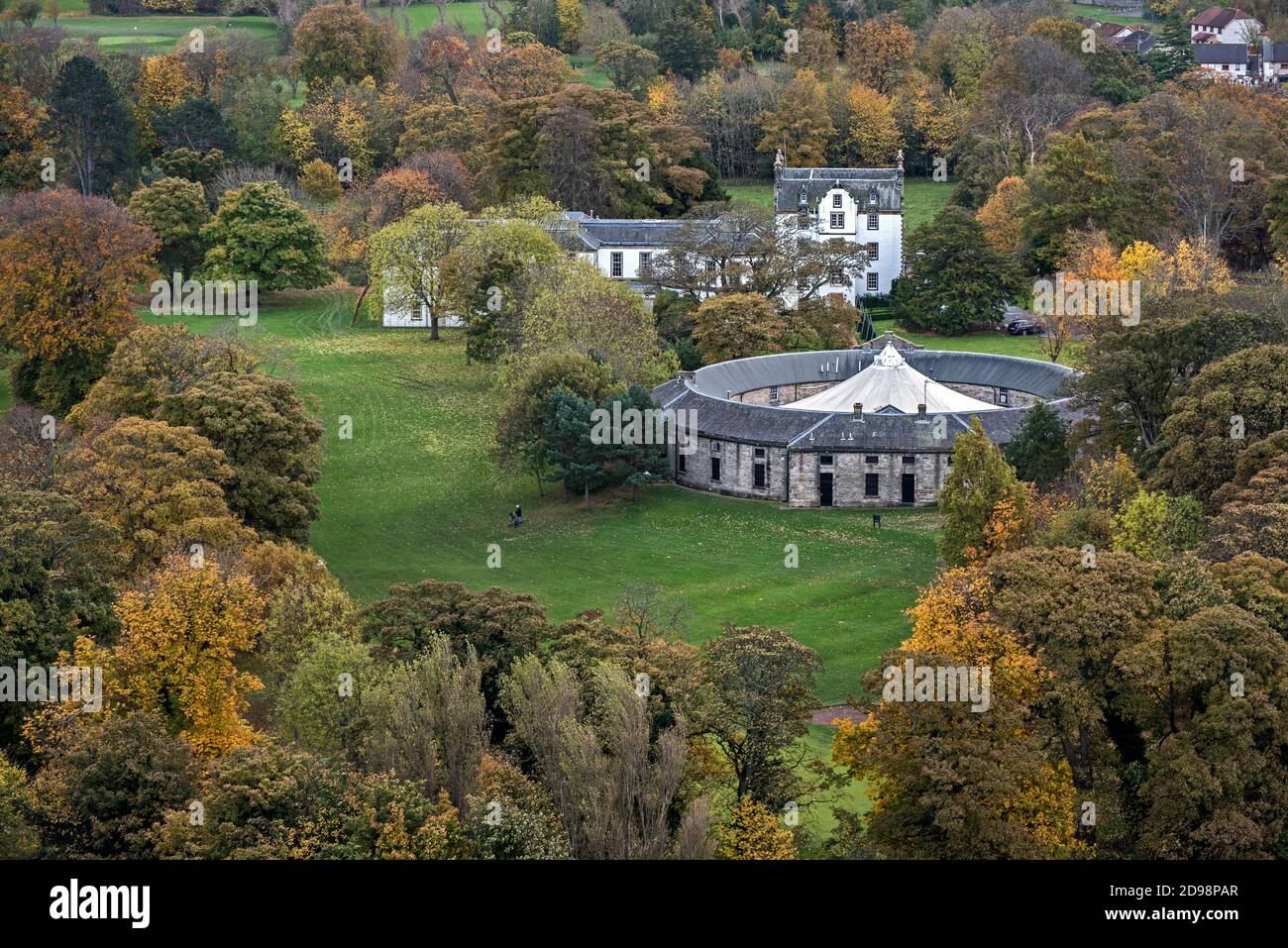 Prestonfield House Hotel und ein Blick auf die kreisförmigen Stallungen Gebäude daneben, im Herbst aufgenommen. Edinburgh, Schottland, Großbritannien. Stockfoto