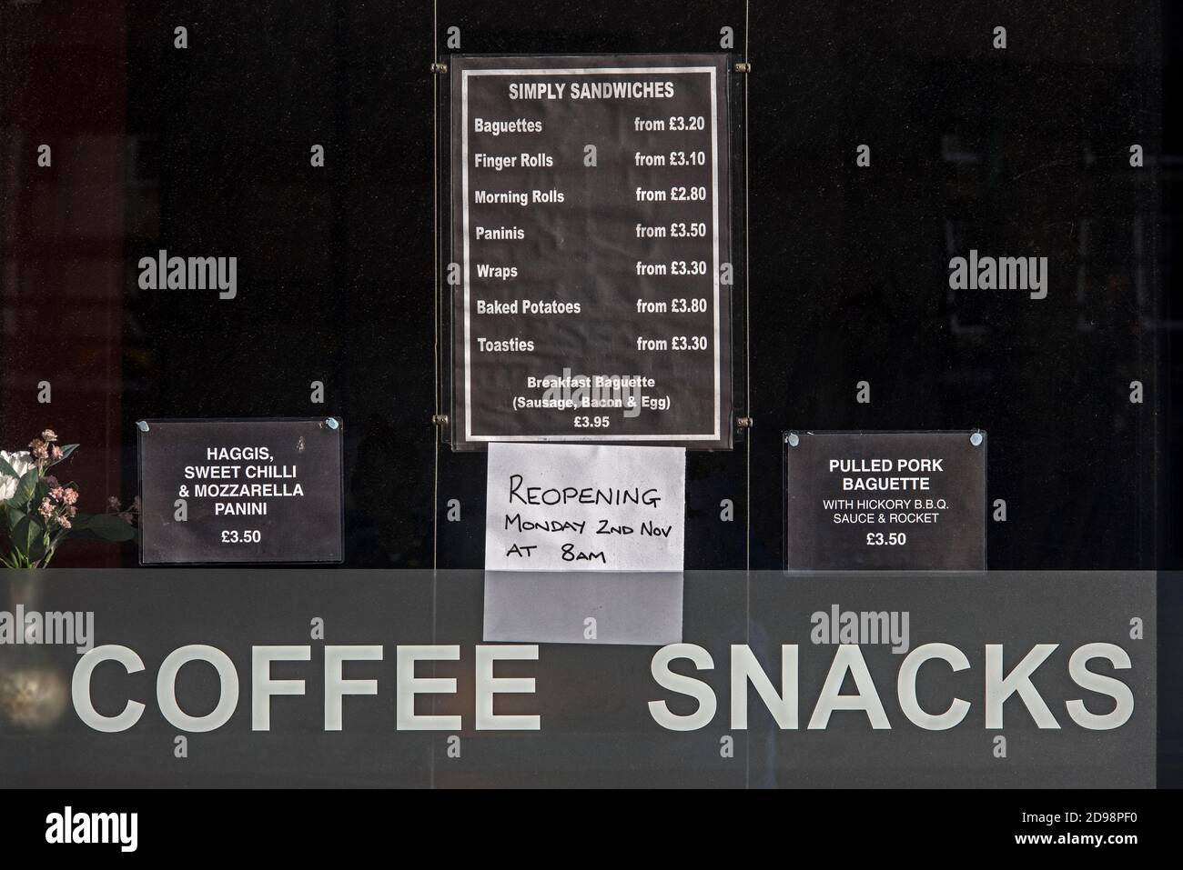 Hinweis im Fenster eines Cafés in Edinburgh, das nach der Sperre während der covid-19 Pandemie wieder geöffnet wurde. Stockfoto